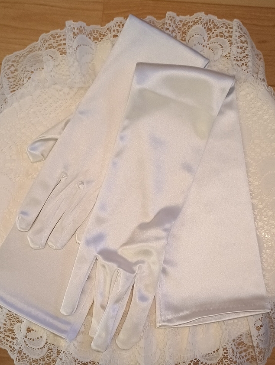 The Unbranded Brand Accessories - NWOT Long Satin Opera Gloves in Classic White